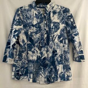 Light white jacket three-quarter sleeves